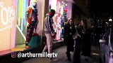 男子在路边伪装假人恶搞路人，路人被吓的大叫起来