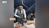 用一声嚎叫开场大鹏片场组乐队，孟鹤堂把自热火锅茶叶盒当鼓敲