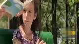 国外恶搞：两个大汉陪小孩看书，结果却感动哭了，路人都看懵了！