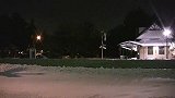 大雪覆盖铁轨，火车疾驰而过！