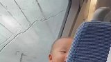 小朋友看见后座是个美女，表情百变不断挑眉逗眼