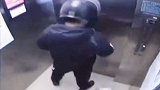 青岛一外卖小哥在电梯里小便 发短信道歉：成年人不该干这事
