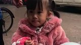 她是懂吃棉花糖的，第一次看到小朋友吃棉花糖这么顺溜