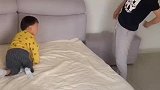 老婆说一分钟之内铺不好今晚睡地上，你们能不能别捣乱