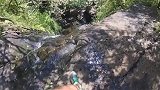 女子摔下15米高瀑布 运动相机第一视角拍下惊险全程