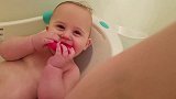 宝宝洗澡，爸爸一个动作，惹得宝宝笑个不停，好欢乐