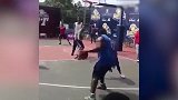 球场四大怪灵活死胖子 竟然直接把人晃飞了