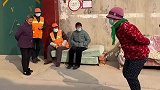 小伙打扮成老人玩后空翻，给旁边的阿姨吓一激灵