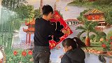 新媳妇头一年，丹丹给公婆磕头拜年，婆婆高兴得直接发个大红包