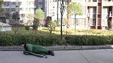 老公外出打工，每月给残疾妻子寄六千，1年后回家看到妻子在乞讨