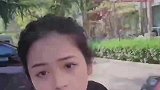被美女撞到，小伙毫不退缩，听到她的话瞬间没脾气了！