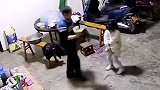 这猝不及防的洗脸，让女儿有点懵