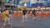 男子跳广场舞，女士们吓得面红耳赤，感觉要上天了