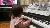 唐氏综合症宝宝爱上弹钢琴,这指法飘忽不定,还真有点大师风范！