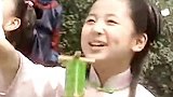 杨紫长相甜美可爱，完全就是邻家小姐姐的模样，亲和力十足