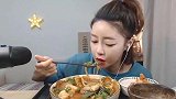 韩国美女试吃鲍鱼炖宽粉，完全被她征服了