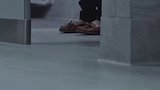 女厕所门的下面为什么要留很宽的缝隙？