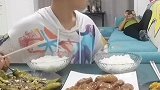 媳妇叫老公吃饭两次，接下来立马吃光饭菜