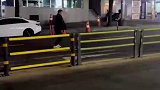 男子本想跳跃护栏，没想护栏是塑料做的！