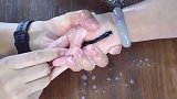手镯太小卡在手里取不出来，咋办一招完美解决