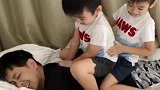 陈若仪晒老公儿子温馨照，林志颖背俩儿子做俯卧撑，画面很是温馨