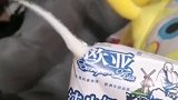 剪开了却又没完全剪开，眼前一幕，这个牛奶它有点顽固啊！