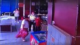 超市负责人称，民警到场对老太口头教育；因家属不肯接受超市罚款，超市在老太及其家属同意下挂牌。老太被挂牌示众