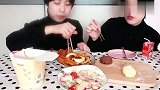 双胞胎姐妹大口吃美食，两个人互相看的时候，有没有照镜子的错觉