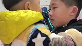 哥哥被爸妈揍后满脸委屈，弟弟亲亲抱抱哄哥哥
