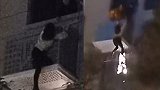 惊险一幕！女子因情伤站5楼墙外寻死 突然失足悬空大喊救命