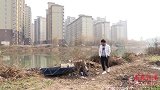 小伙带朋友回家，在朋友面前炫耀家庭地位，朋友走后尴尬了