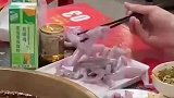 男子吃火锅点的牛蛙竟然还能动，绝对是新鲜的