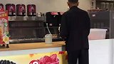 老爷爷买了两根冰激凌，以为是要分给老婆没想到是给老兄弟