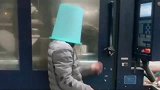 师傅这技术练到了极点，不用看就可以熟练操作，我服了！