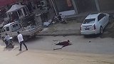 老伴没坐稳，大爷突然开车。这下摔得不轻
