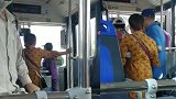 大妈因2元车费怼骂乘务员 乘客：给你5块钱 闭嘴！