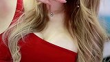 美女有点不愿让人看见她的“烈焰红唇”