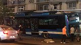 济南一公交车与多辆车相撞 造成1人死亡1人重伤