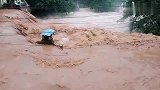 实拍：洪水突袭，民房瞬间被淹