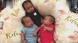 三胞胎宝宝听音乐时反应截然不同，老三总是一副闷闷不乐的表情！