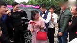 广东婚礼，新郎当众给伴娘带胸花，新娘心里不是滋味啊