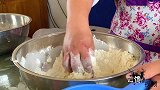 “青海黑酿皮”小哥教你这样做，配上自制料水，看他吃馋得流口水