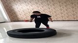 谁说女子不如男，女的也可以搬轮胎
