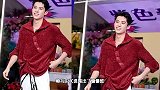王鹤棣酒红色毛衣配印花长裤，自信酷拽，果然娱乐圈“红气养人”