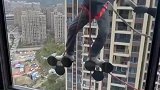 工人窗外高空打胶