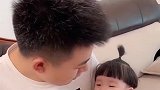 爸爸套路一岁宝宝喝牛奶，宝宝：你确定你是我亲爹吗
