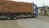 满满一大货车的木头，看看现在高科技是怎么卸货的