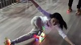 小姐姐这轮滑技术真厉害，腿就像是别人的，这样搬都没事