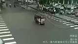 路口任性闯红灯的电动车，要不是监控谁信！太作死了
