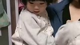 双胞胎姐妹俩，本来都快睡着了，一听见爸爸回来了都爬起来了